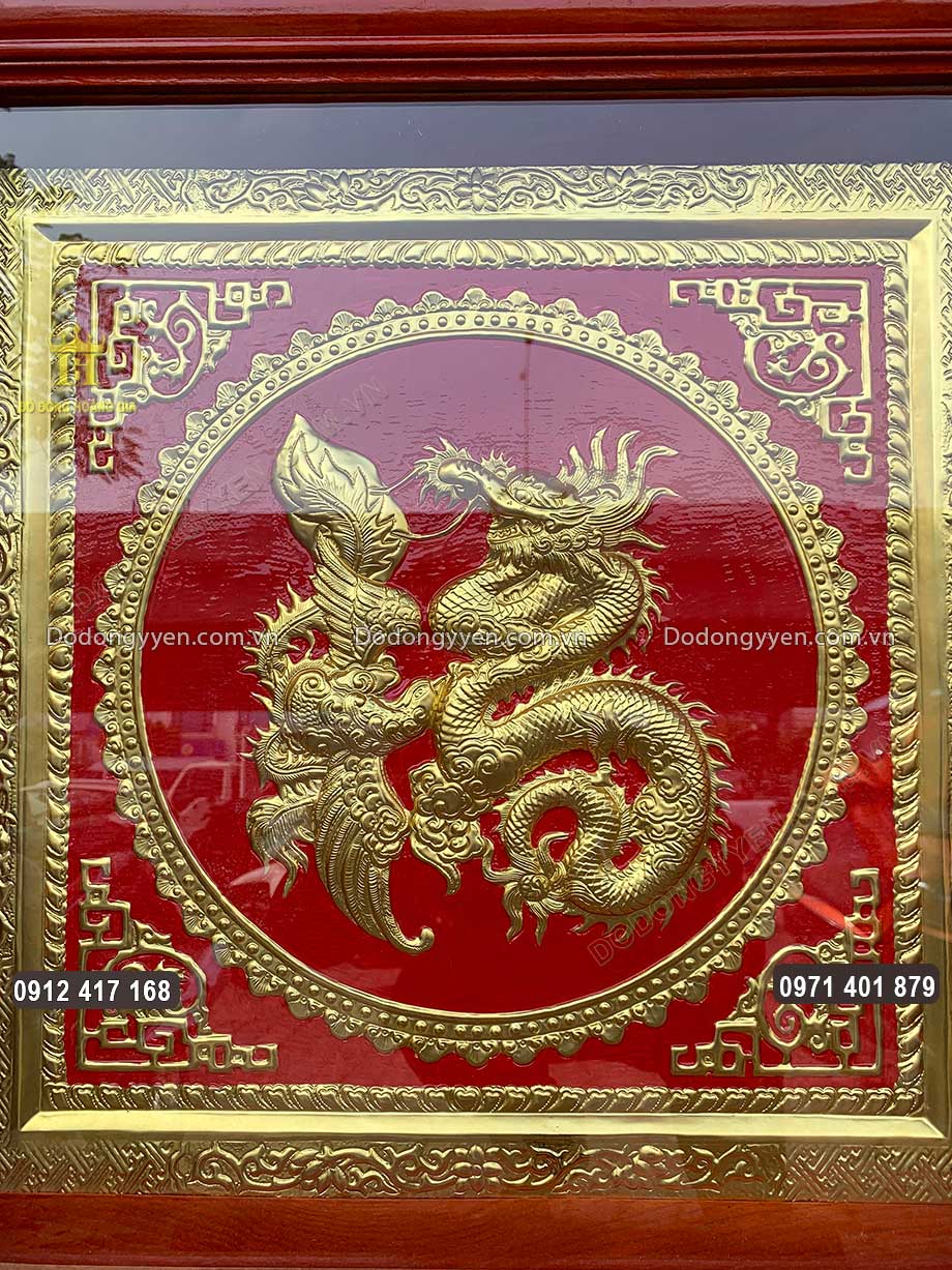 H&igrave;nh ảnh Long Phụng được chạm th&uacute;c nổi bật ở trung t&acirc;m bức tranh